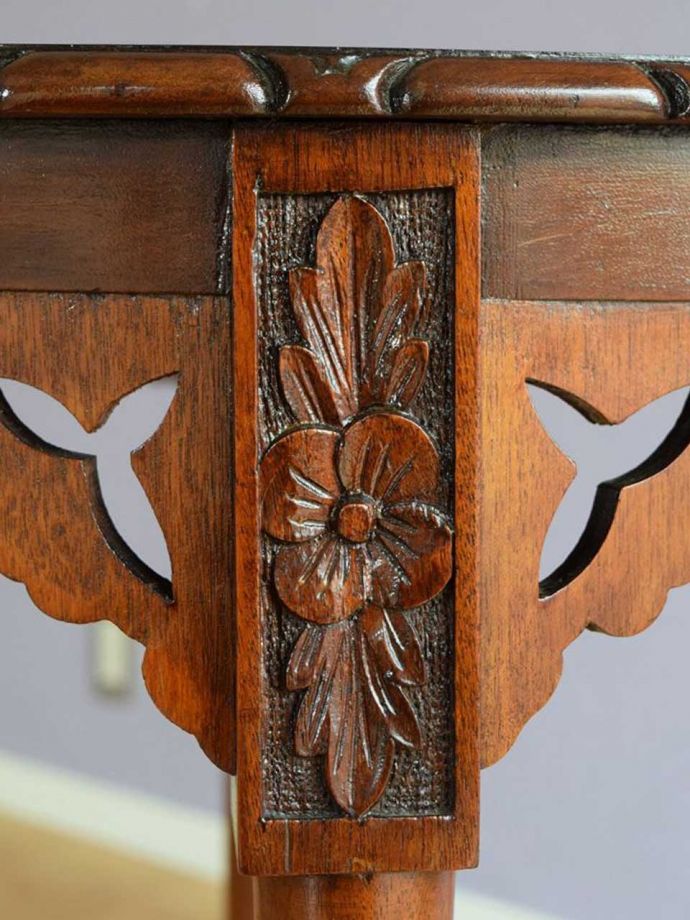 英国アンティーク家具らしい装飾