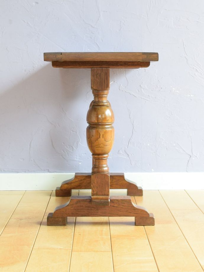 アンティークテーブルの横顔