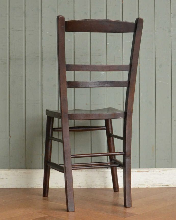 アンティークの椅子の後ろ姿