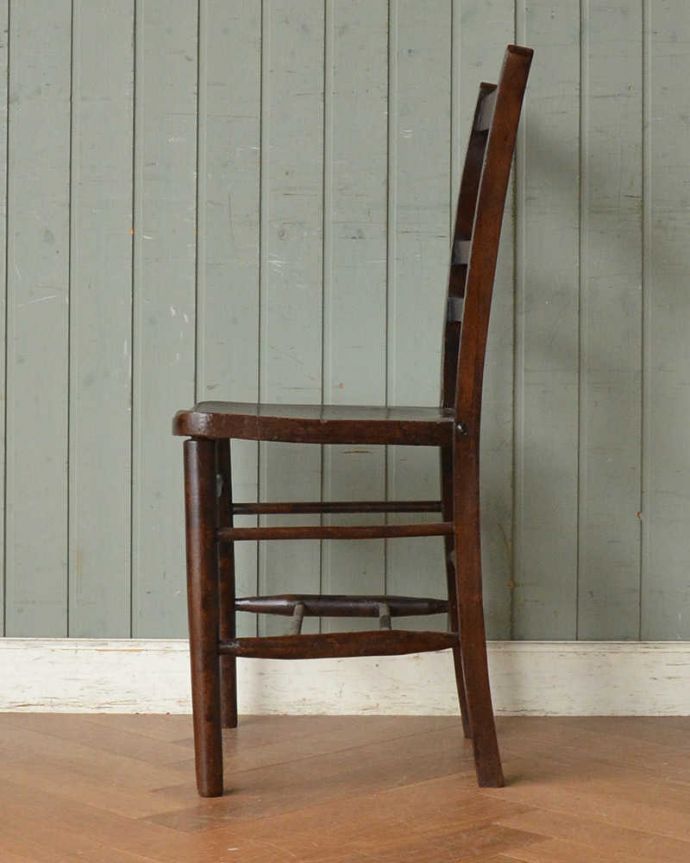 スクールチェアの横顔