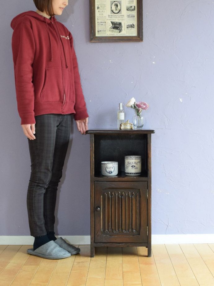 アンティークのサイドキャビネット