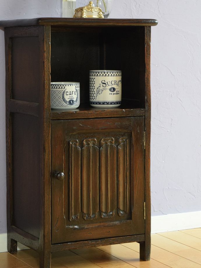 アンティーク家具らしい美しい杢目