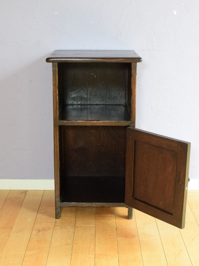 サイドキャビネットの扉の中