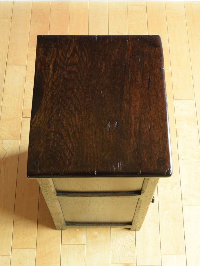 サイドキャビネットの天板