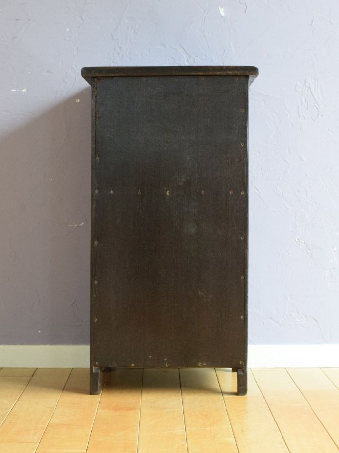 サイドキャビネットの後ろ姿