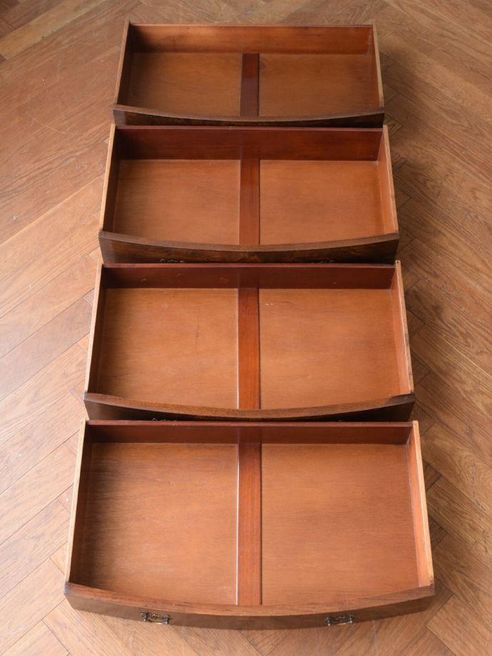 チェストの引き出しの中