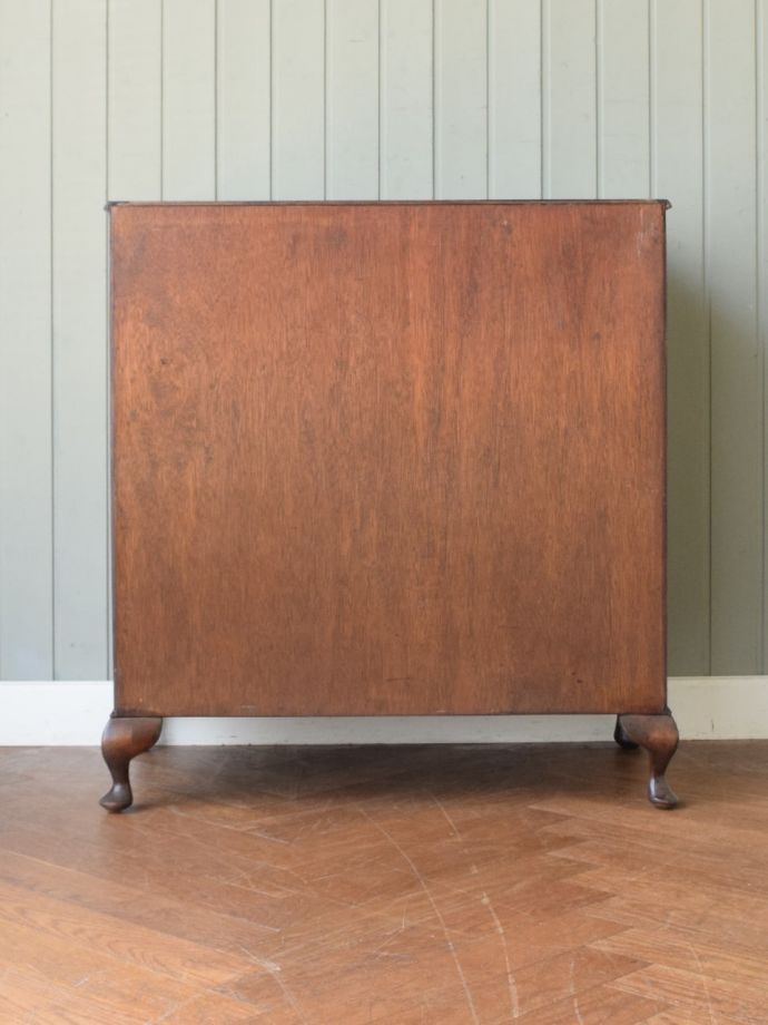 チェストの後ろ姿