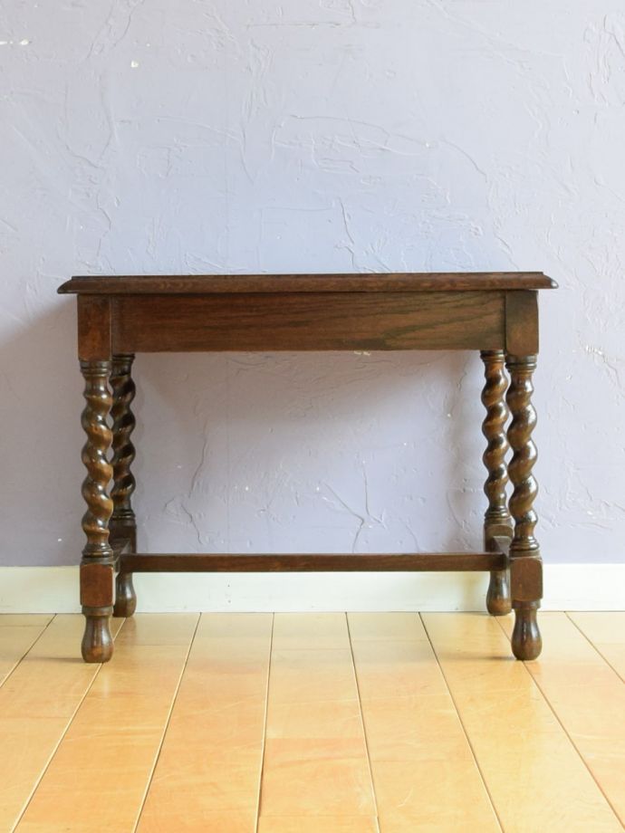 コーヒーテーブルの後ろ姿