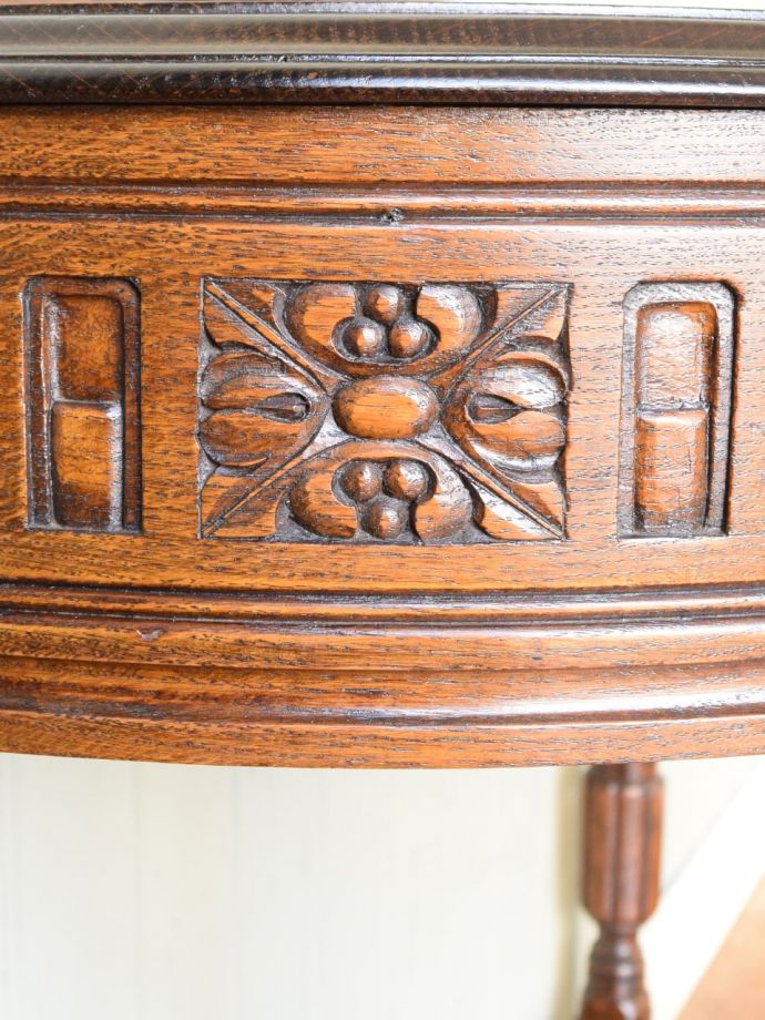 英国のアンティーク家具らしい彫