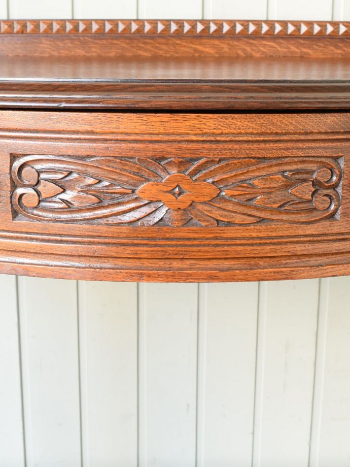 アンティーク家具の装飾