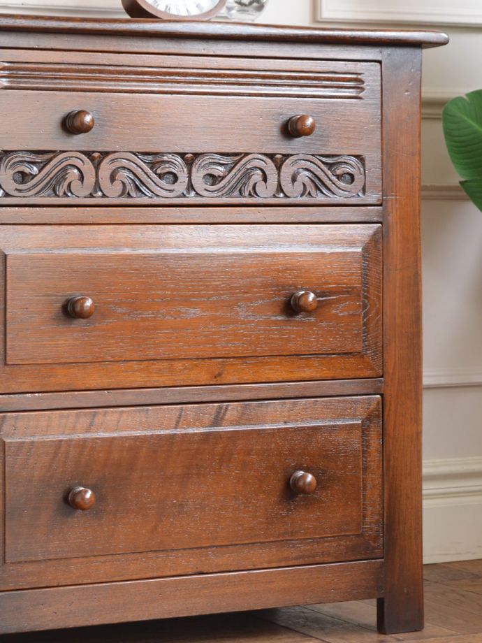 アンティーク家具らしさが漂うチェスト