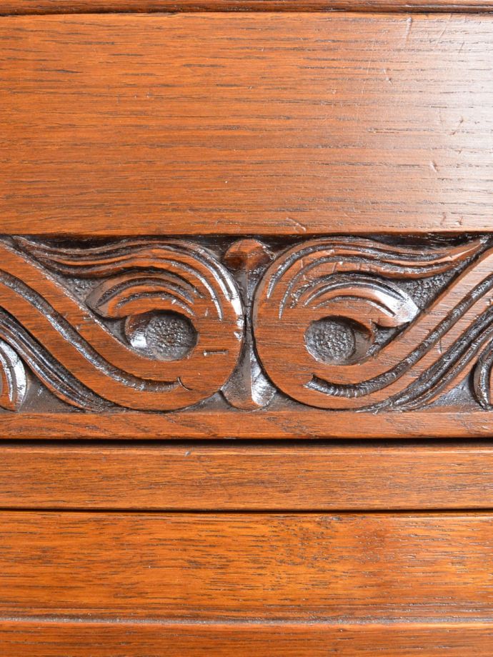 英国アンティーク家具らしい装飾