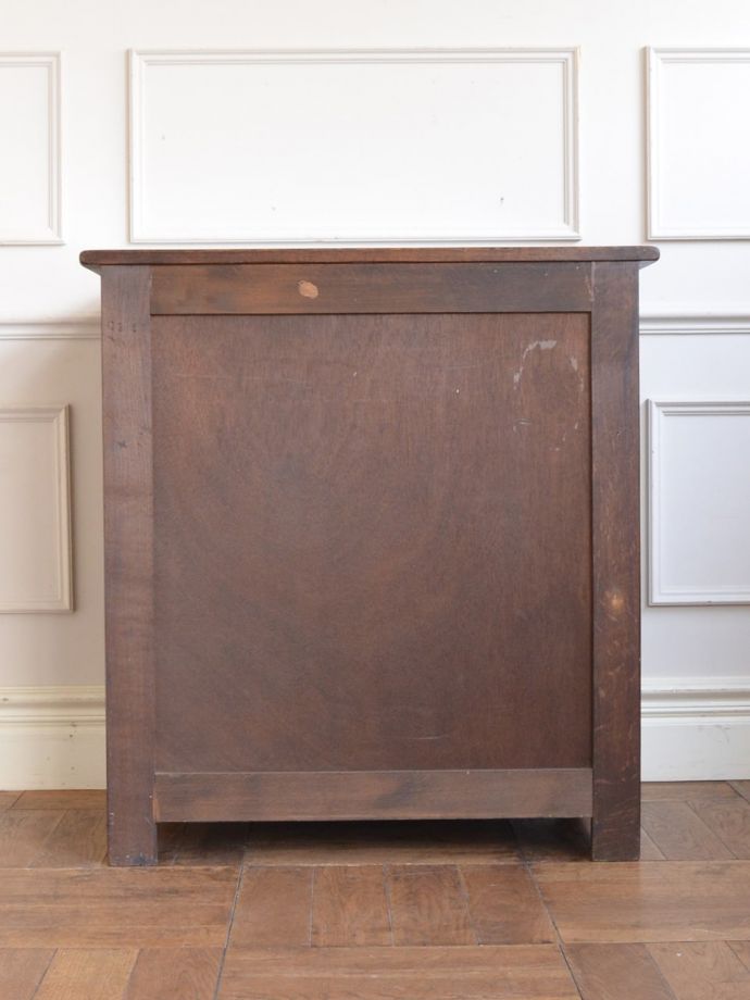 チェストの後ろ姿