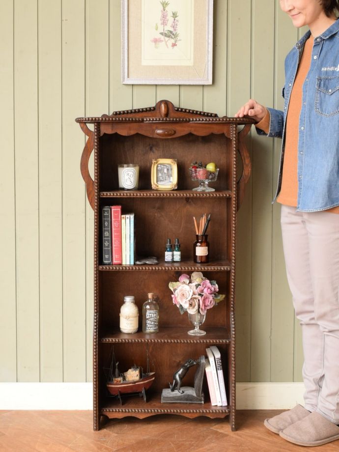 アンティークのオープンシェルフ