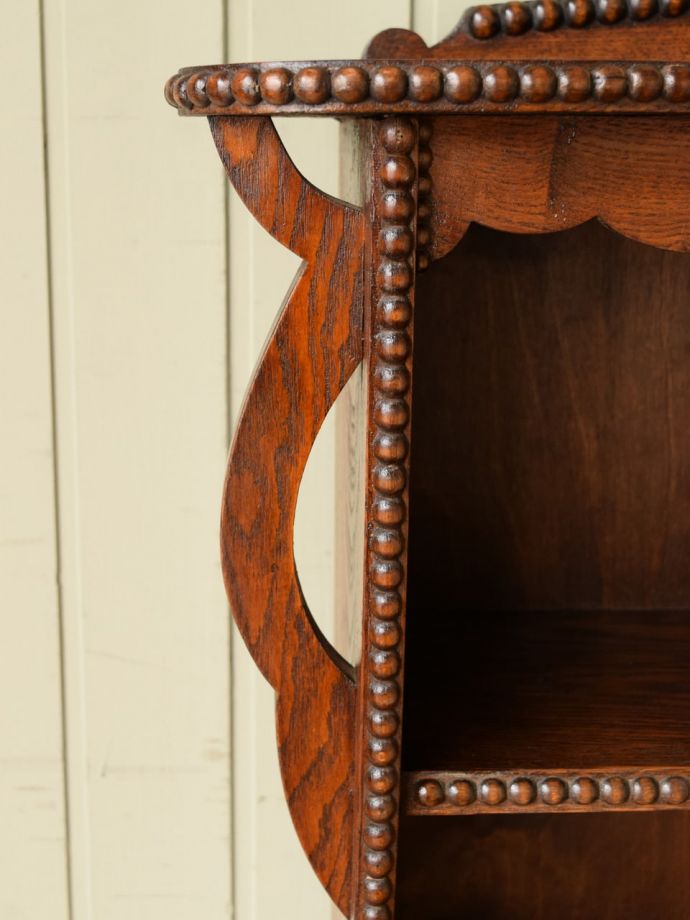 英国アンティーク家具らしい装飾