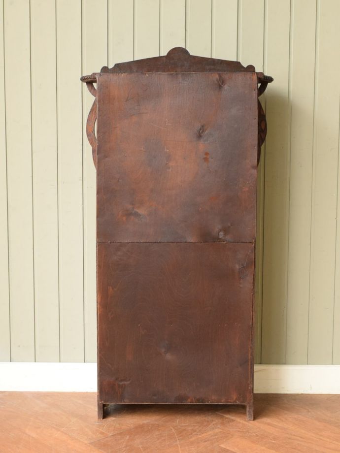 オープンシェルフの後ろ姿