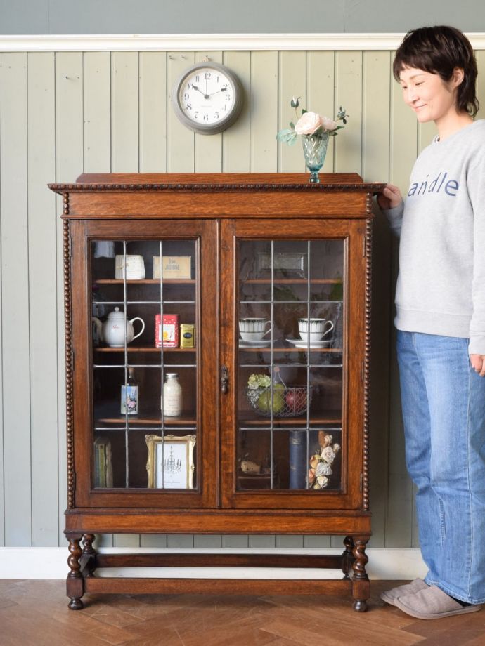 英国アンティークのキャビネット