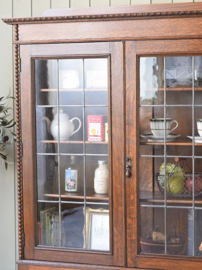 ステンドグラスの扉が美しいキャビネット