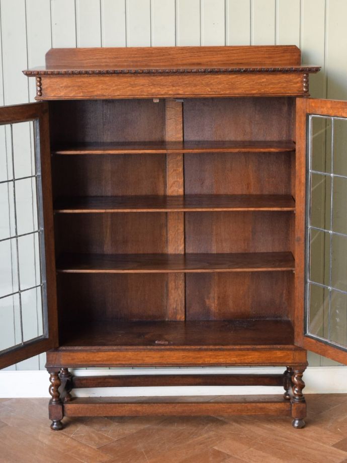 キャビネットの扉の中