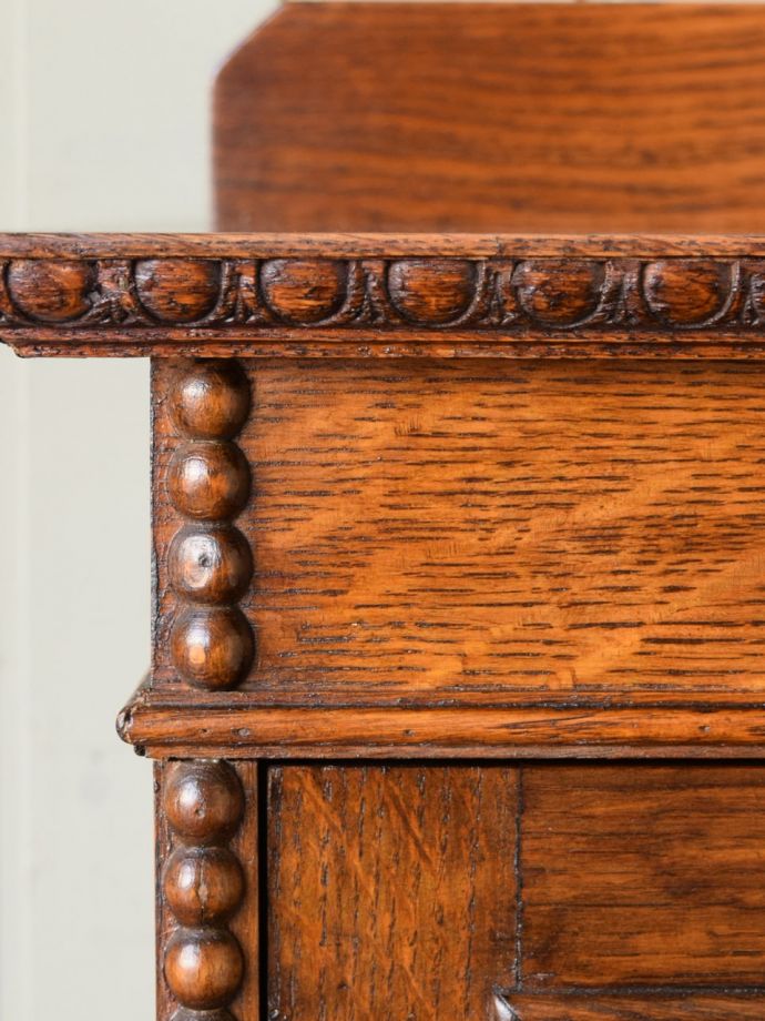 英国アンティーク家具らしい装飾