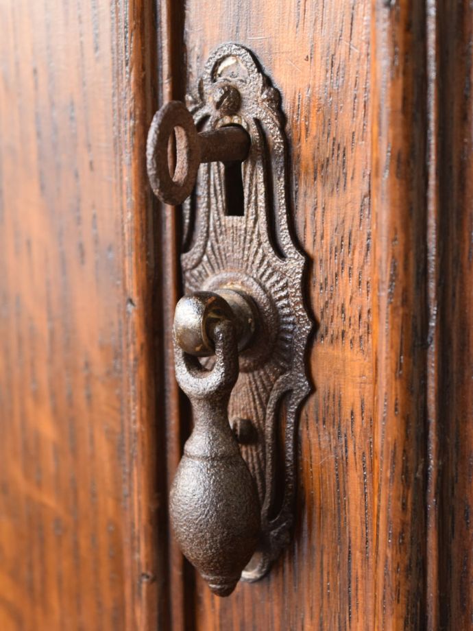 アンティーク家具の取っ手と鍵