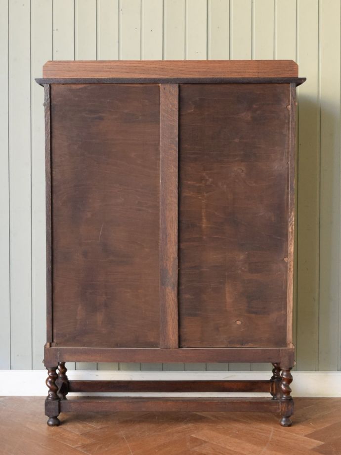 キャビネットの後ろ姿