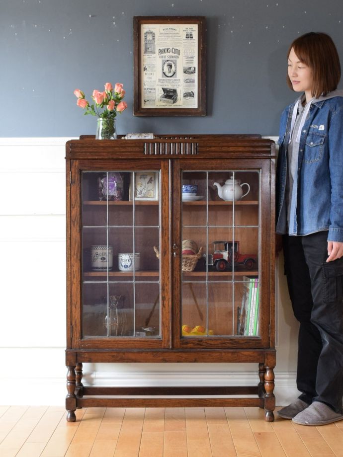 英国アンティークのキャビネット