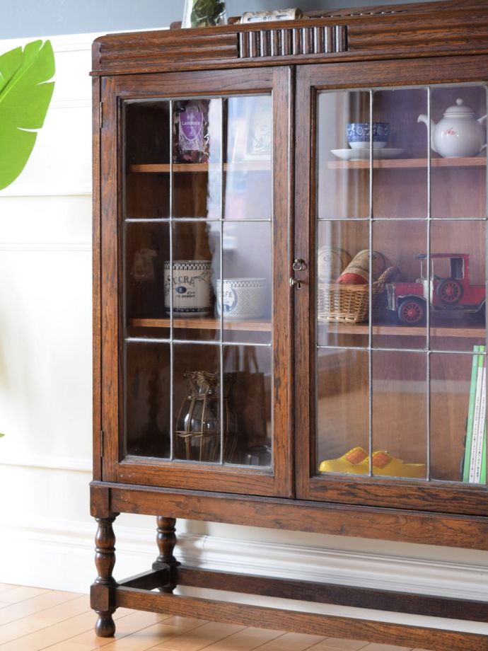 ステンドグラスの扉が美しいキャビネット