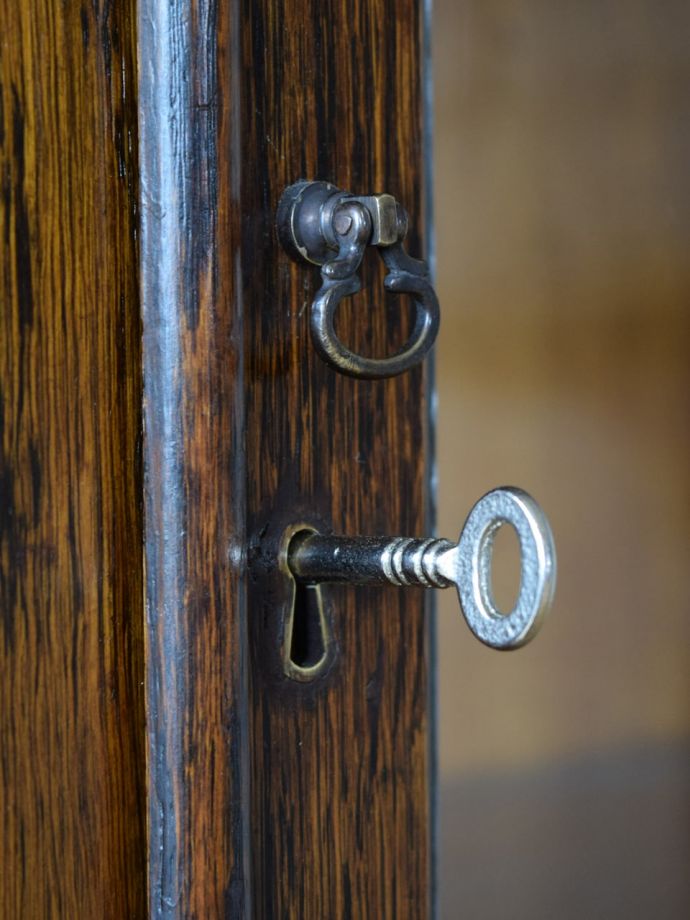 アンティーク家具の取っ手と鍵