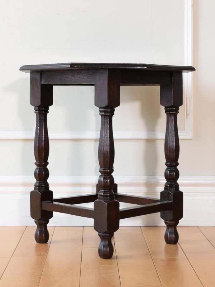 サイドテーブルの後ろ姿