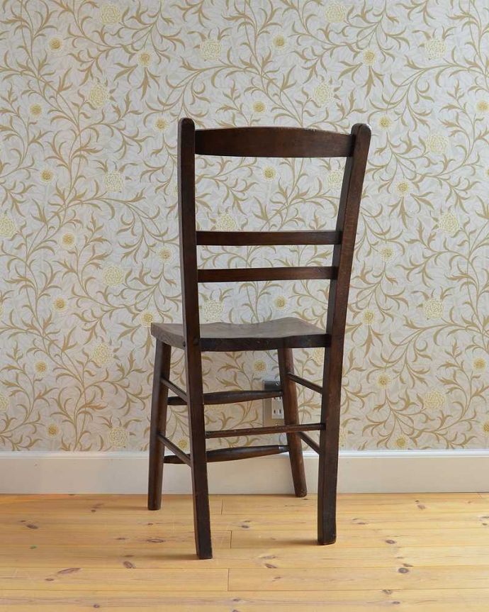 アンティークの椅子の後ろ姿