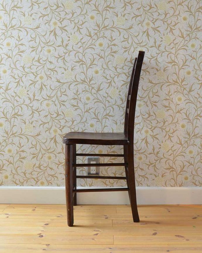 スクールチェアの横顔