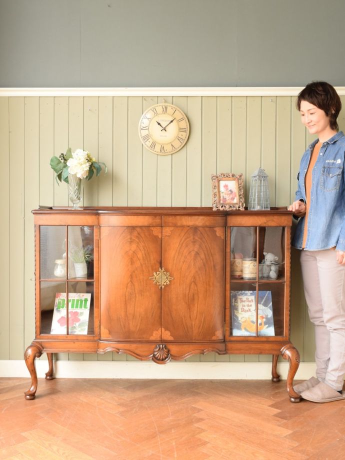 英国アンティークのキャビネット