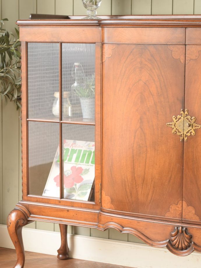 アンティーク家具らしさが漂うキャビネット