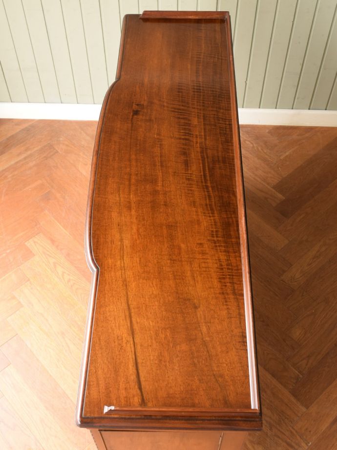 アンティークのキャビネットの天板