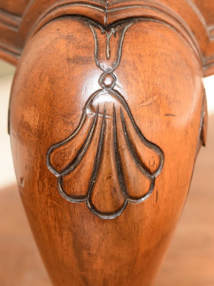 英国アンティーク家具らしい装飾