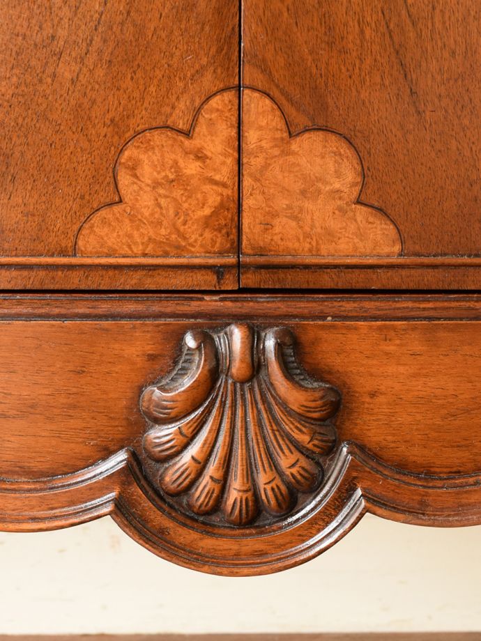 ガラスキャビネットの装飾