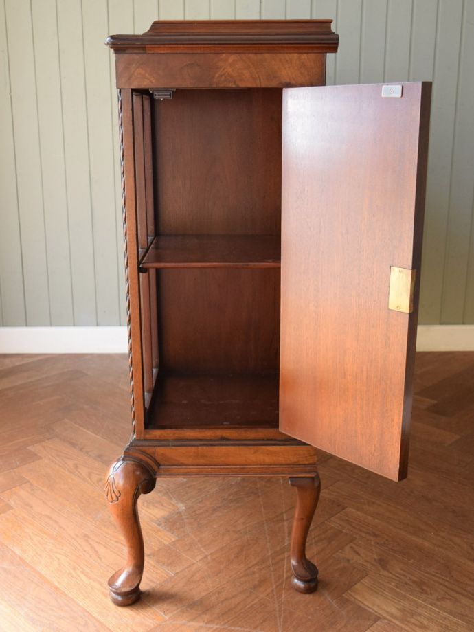 サイドボードの側面の扉