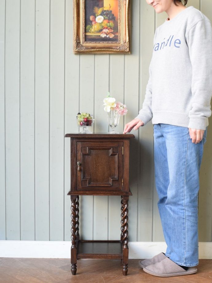 アンティークのサイドキャビネット