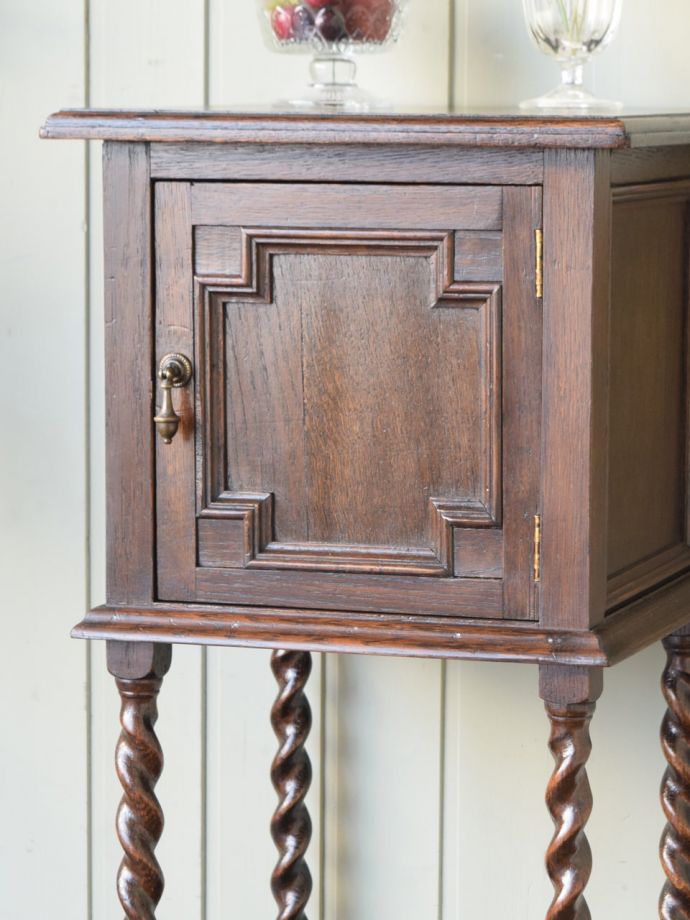アンティーク家具らしさが漂うサイドキャビネット