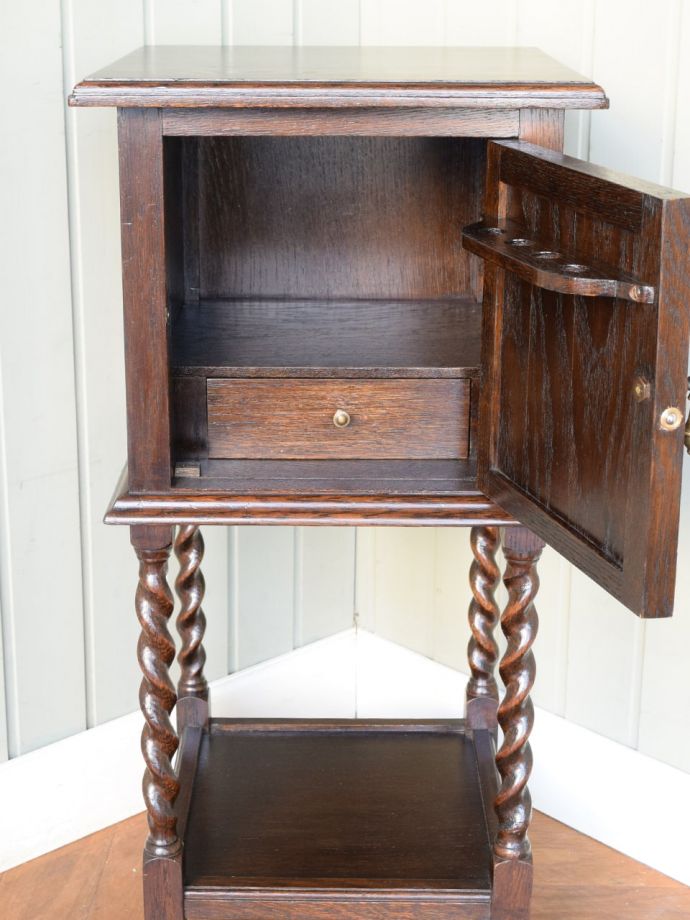 サイドキャビネットの扉の中