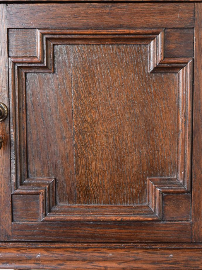 英国アンティーク家具らしい彫