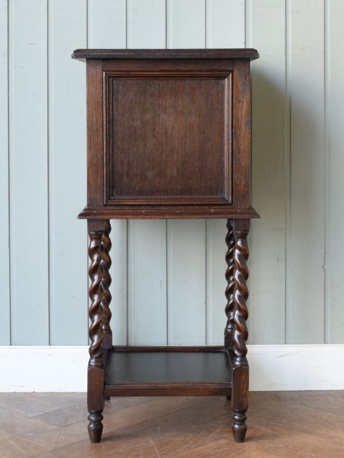 サイドキャビネットの側面