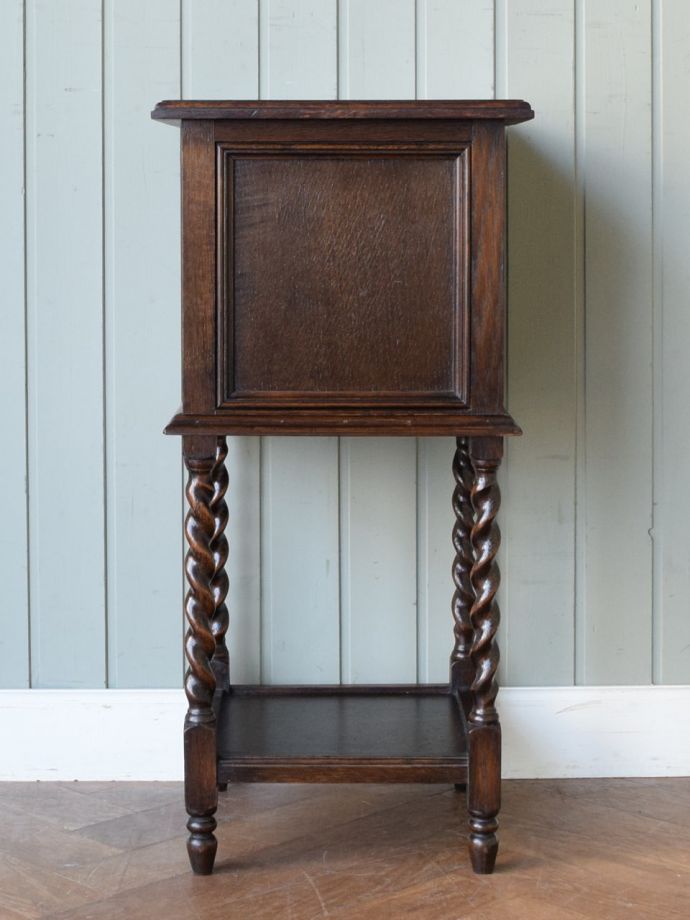 サイドキャビネットの後ろ姿