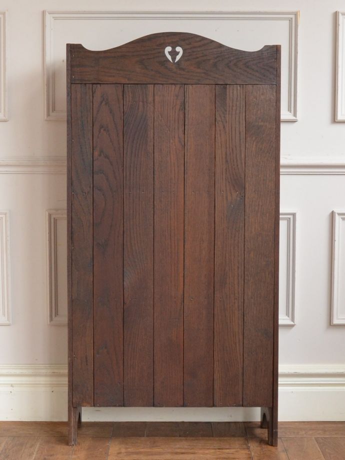 オープンシェルフの後ろ姿