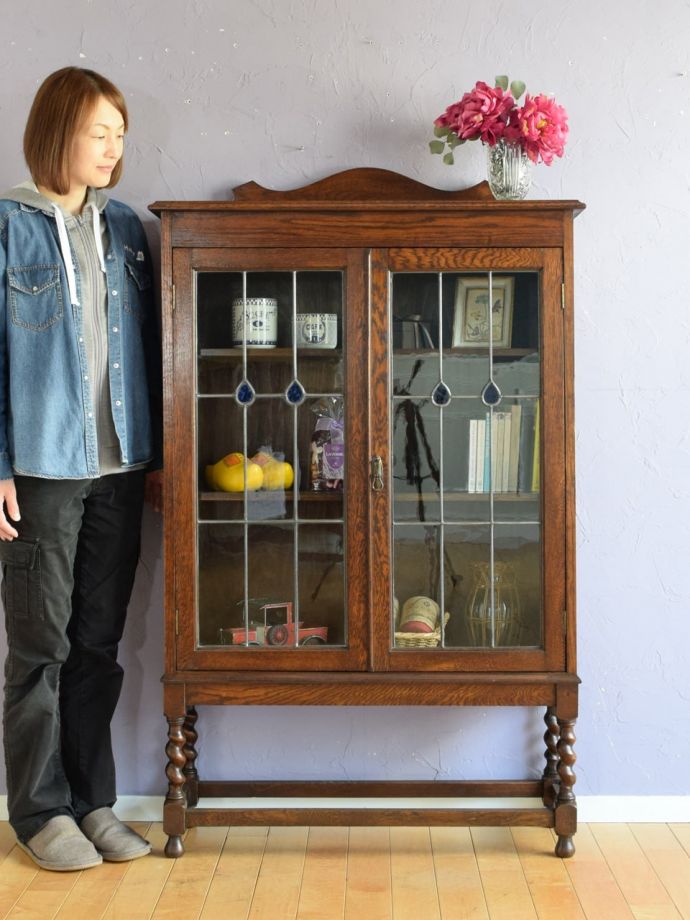 英国アンティークのキャビネット