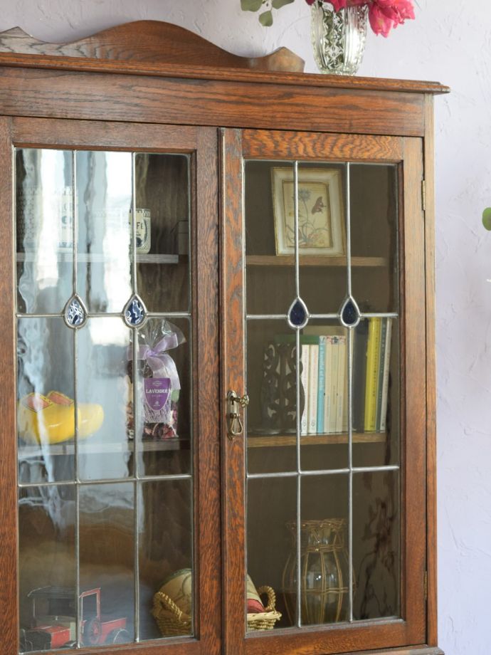 ステンドグラスの扉が美しいキャビネット