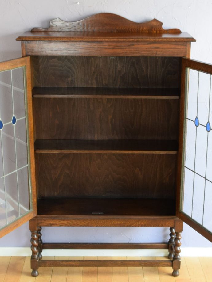 キャビネットの扉の中