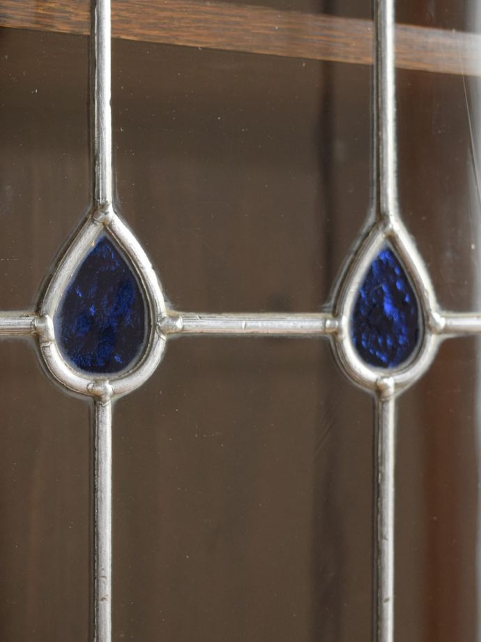 キャビネットの美しいガラス扉