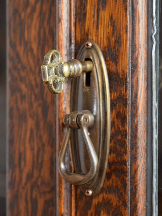 アンティーク家具の取っ手と鍵